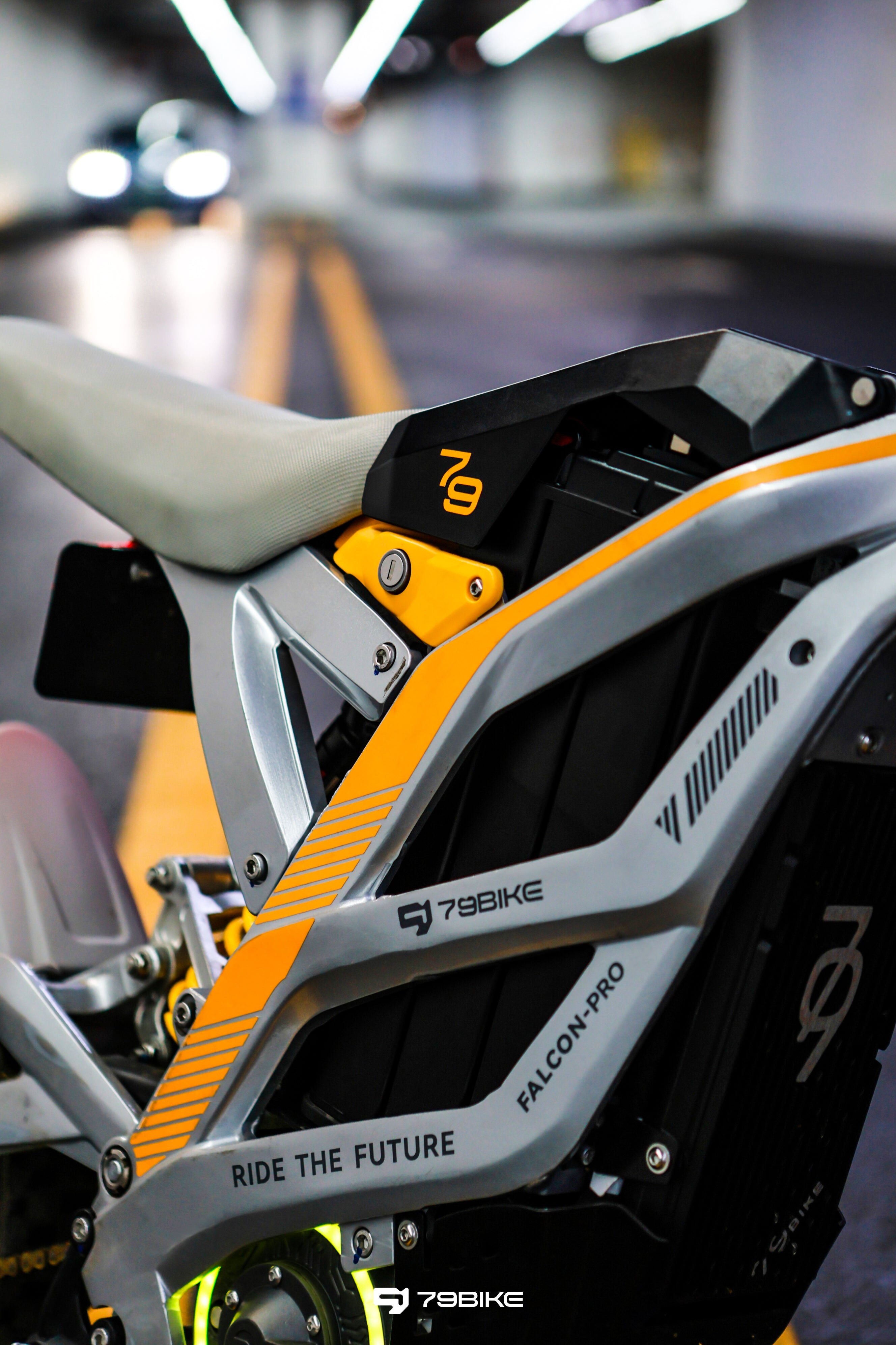 Super Deal! Kick&Move Falcon Pro e-Dirtbike 2025 - Zilver/Geel