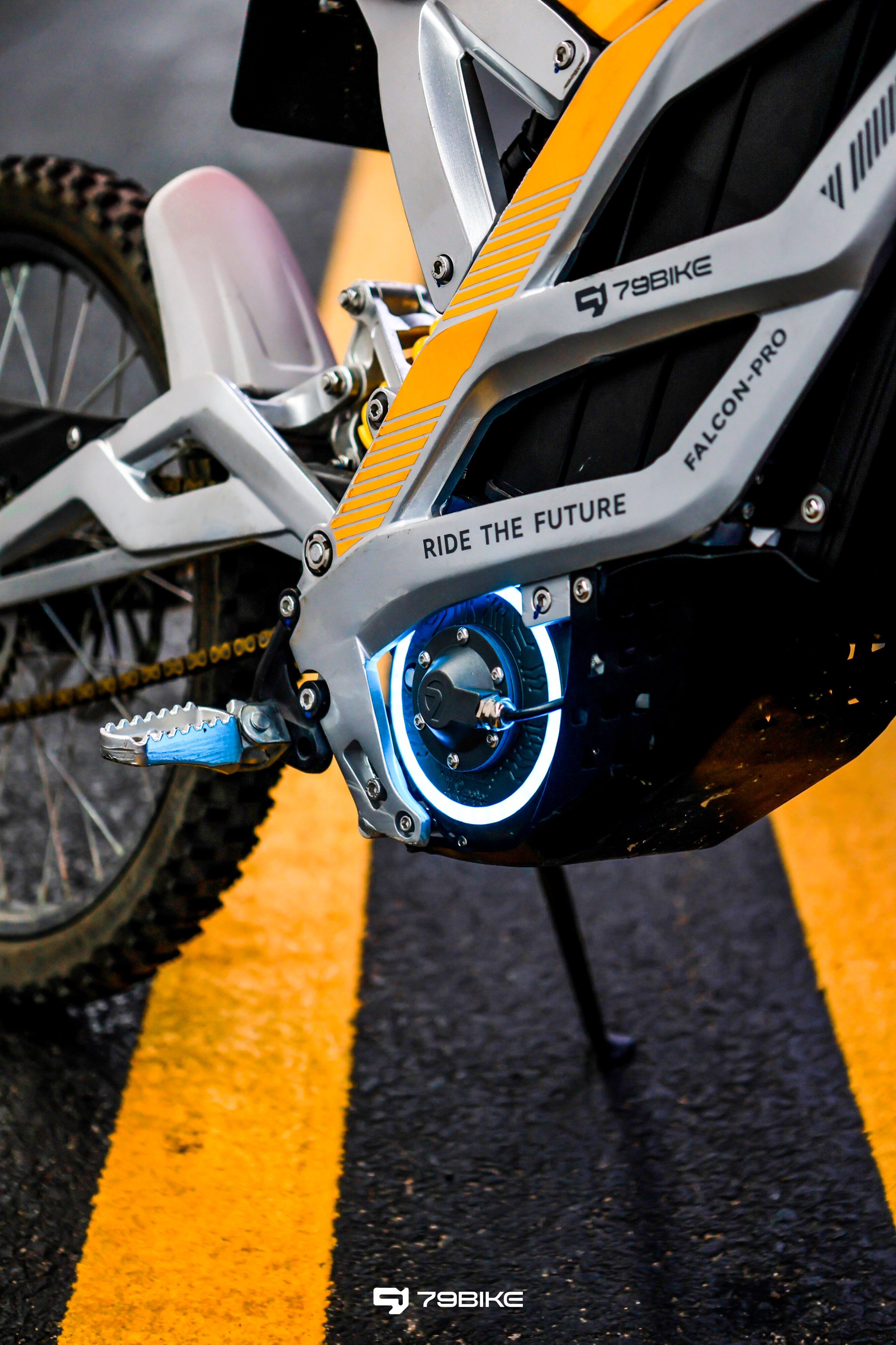 Super Deal! Kick&Move Falcon Pro e-Dirtbike 2025 - Zilver/Geel