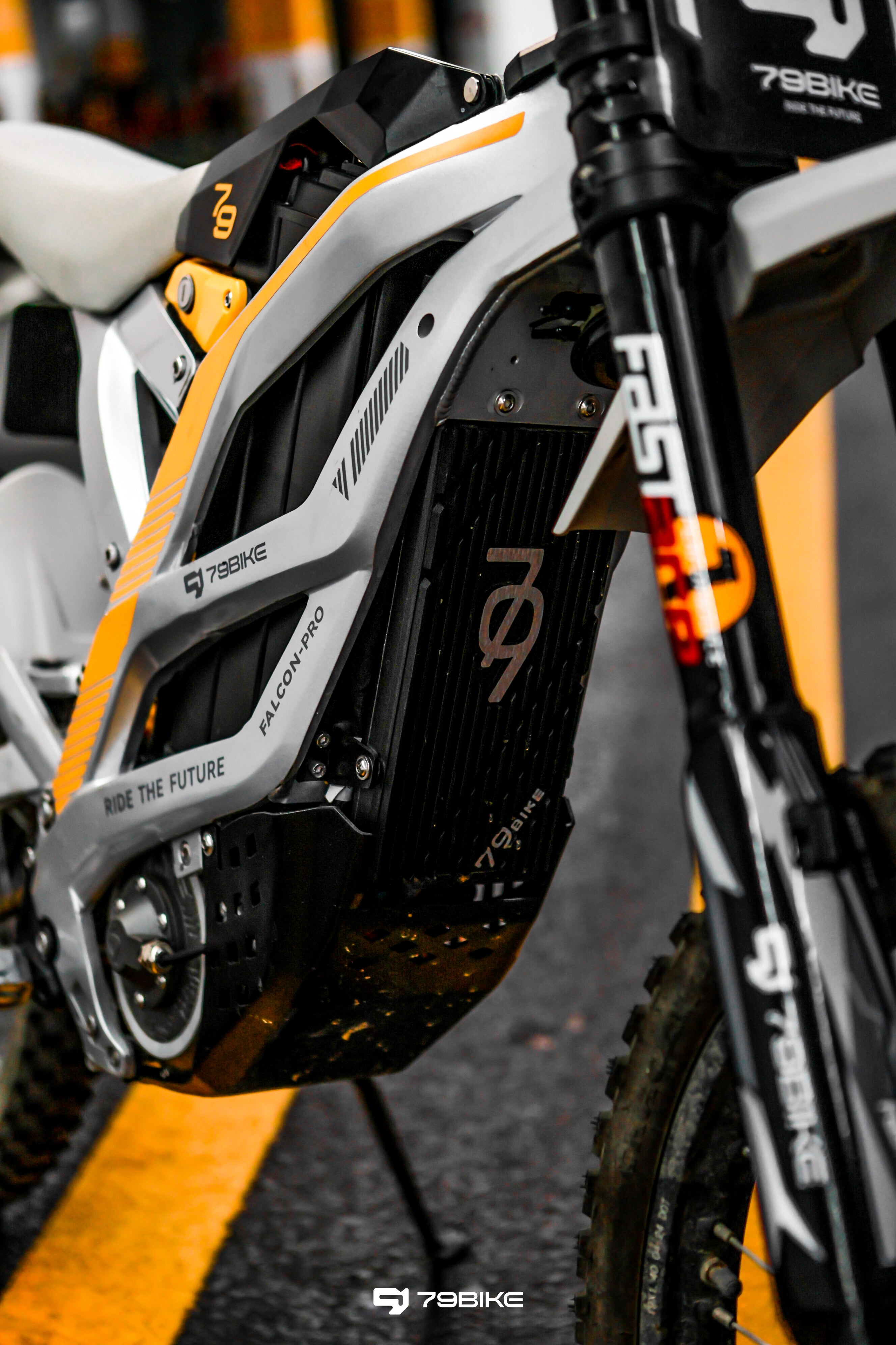 Super Deal! Kick&Move Falcon Pro e-Dirtbike 2025 - Zilver/Geel