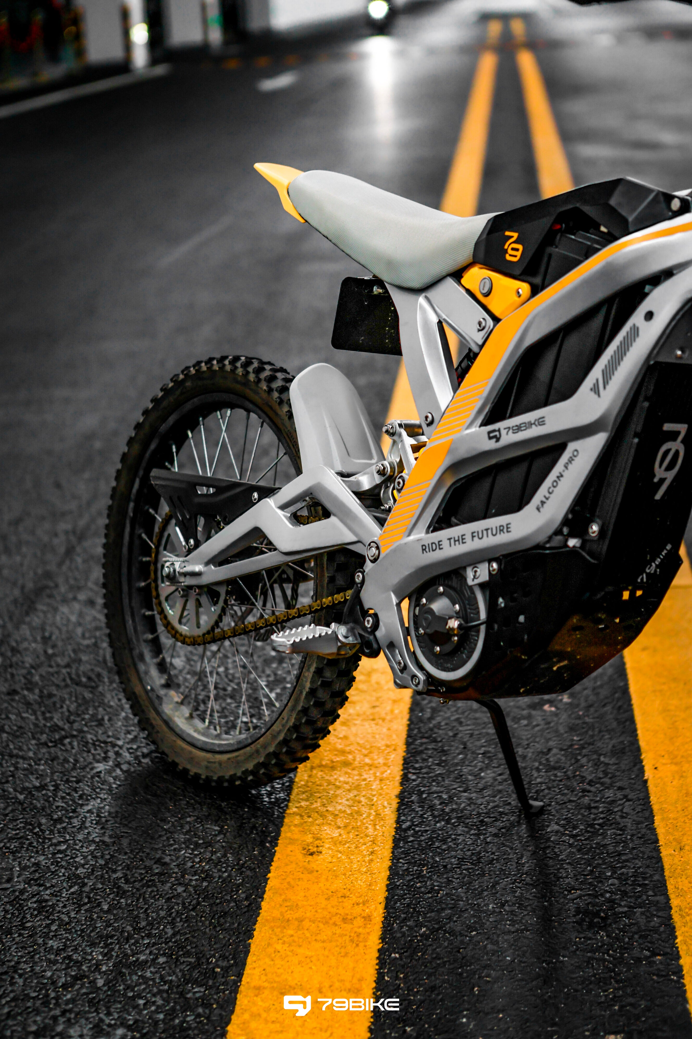 Super Deal! Kick&Move Falcon Pro e-Dirtbike 2025 - Zilver/Geel