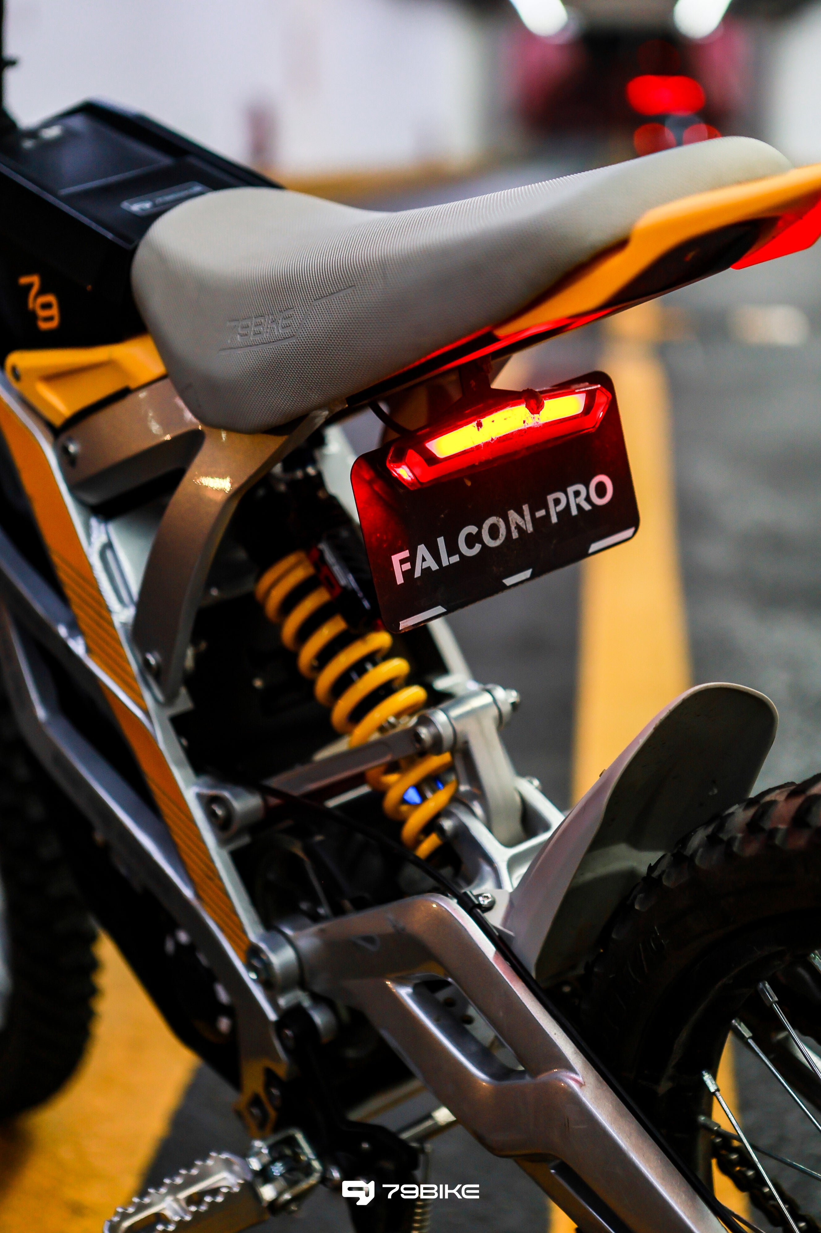 Super Deal! Kick&Move Falcon Pro e-Dirtbike 2025 - Zilver/Geel