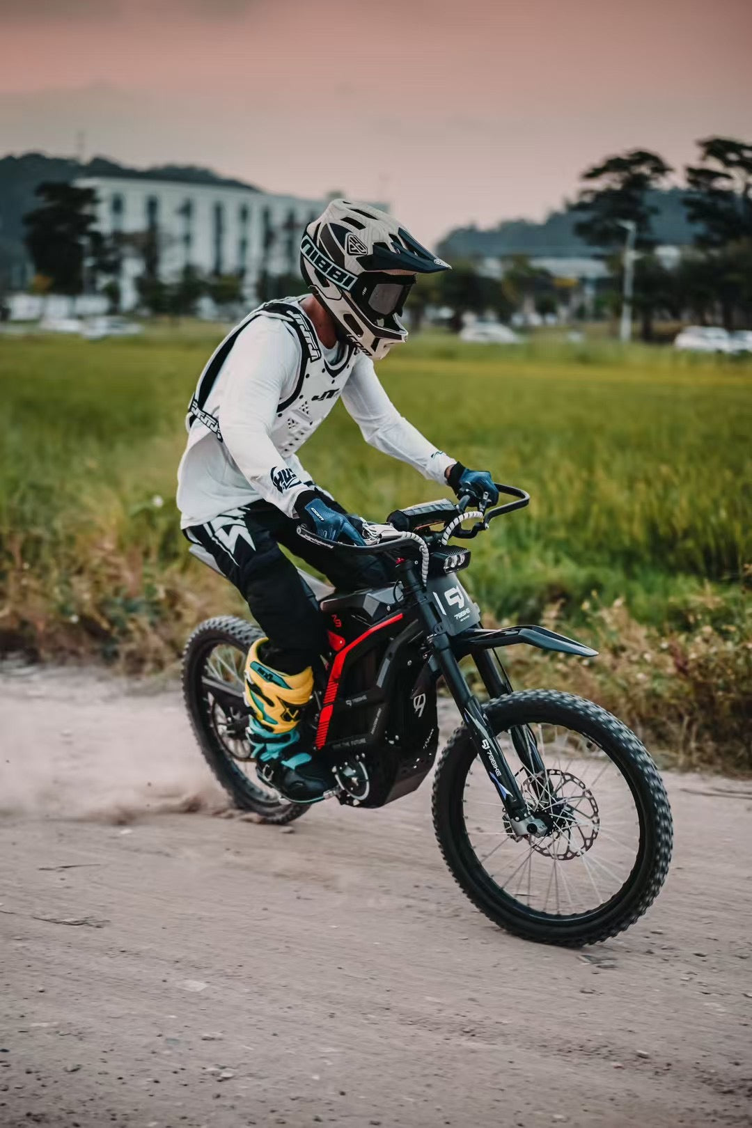 Super Deal! Kick&Move Falcon Pro e-Dirtbike 2025 - Zwart/Rood